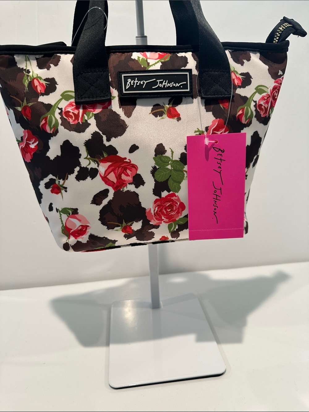 NWT Betsey Johnson Insulated Lunch Tote with Zipper closure. Love At First Bite.